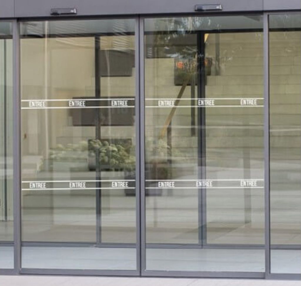 ARELOR-UES - Guide pratique « Production de logements accessibles et adaptés » - Solutions communes - Signalétique & Information - Exemple de portes vitrées