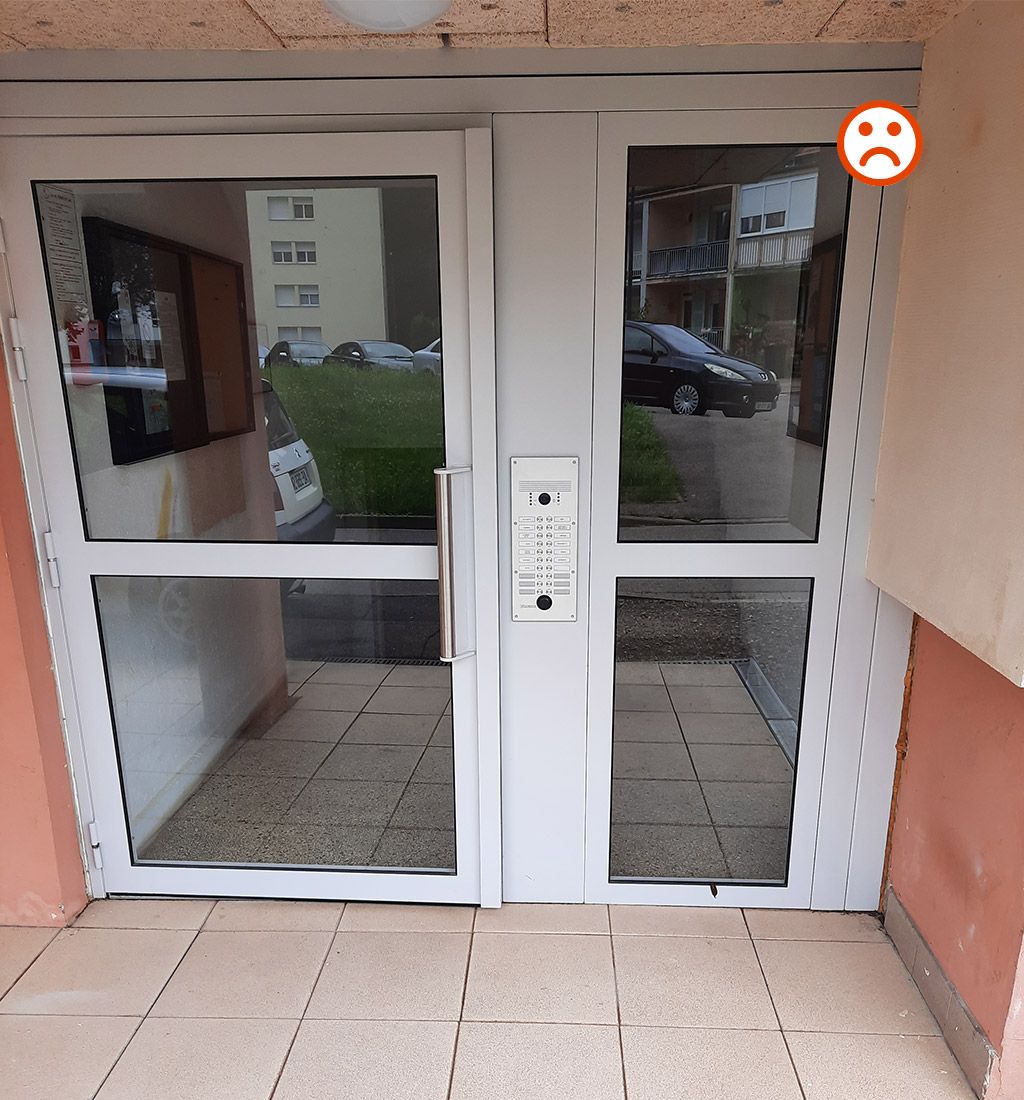 ARELOR-UES - Guide pratique &laquo; Production de logements accessibles et adapt&eacute;s &raquo; - Solutions communes - Signal&eacute;tique & Information - Acc&egrave;s contrast&eacute;, mauvais exemple